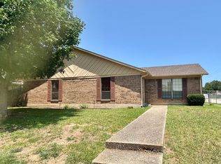 1915 Woodlawn Ct, Gainesville, TX 76240