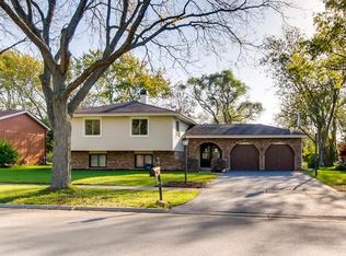 1805 Gigi Ln, Darien, IL