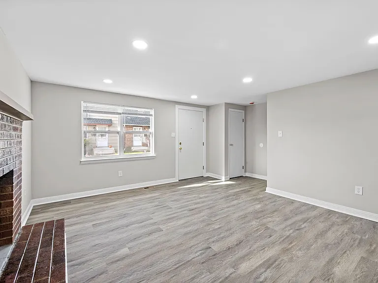 20 E Monument Ave — Photo 11
