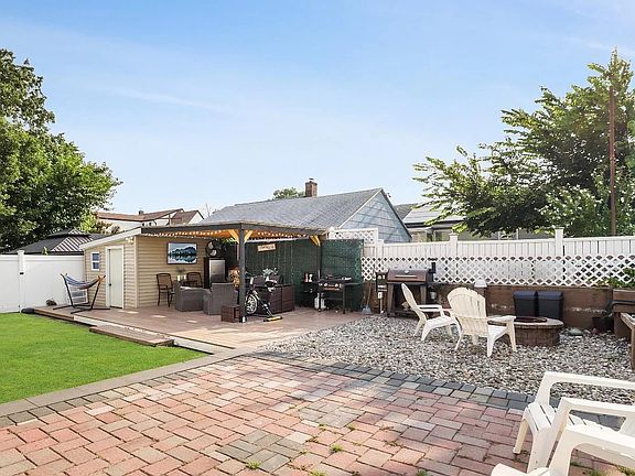 Backyard: paver patio