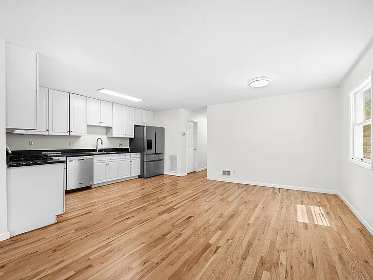 14 Elizabeth St #1 — Photo 4