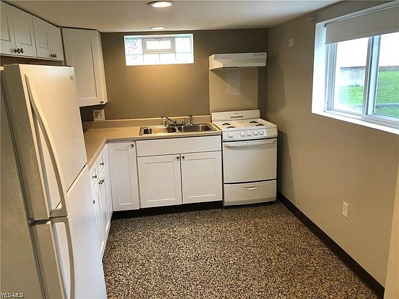 3rd image of 140 Woodglen Ave