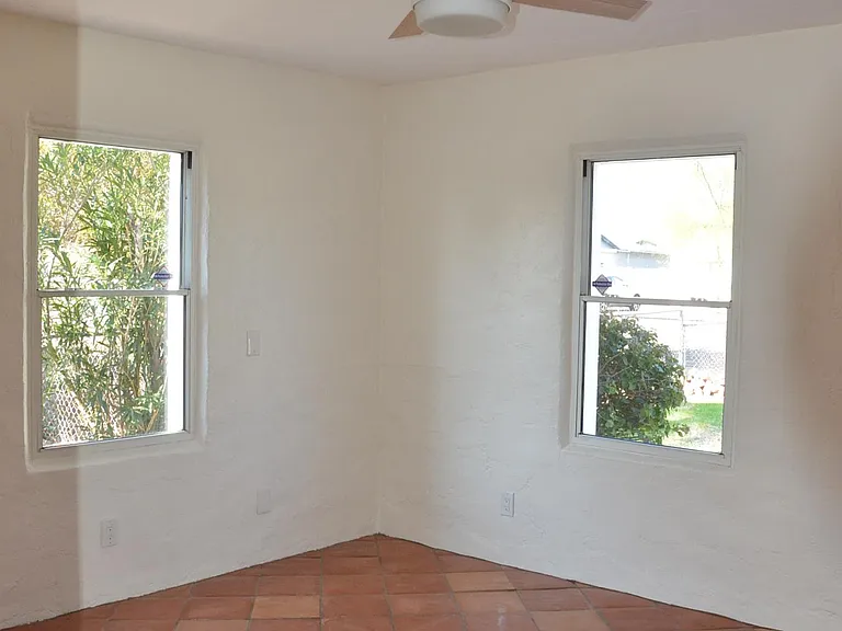 1025 E Indianola Ave — Photo 14