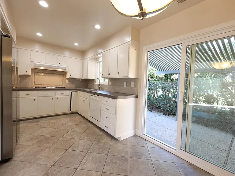 334 Consuelo Dr #B — Photo 7