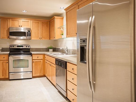 3rd image of 624 NE Roydon Ln