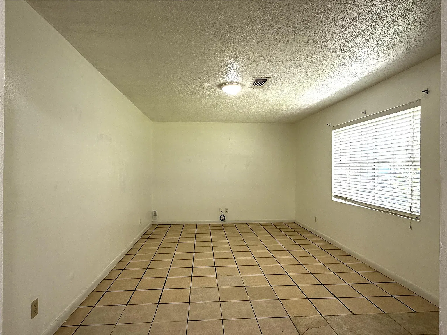3 bed, 2.0 bath, 1272 sqft, $1,900 — Photo 3