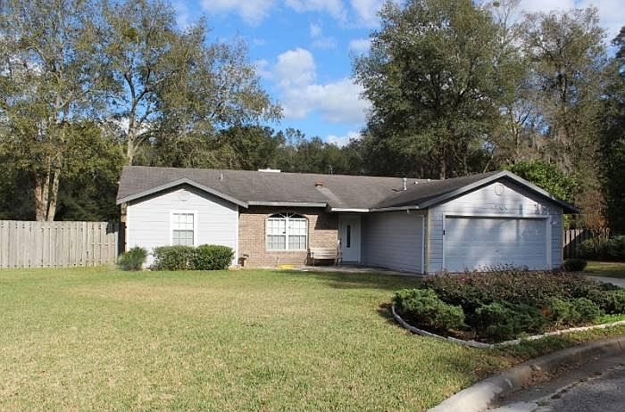 Front of property, cul-de-sac view.