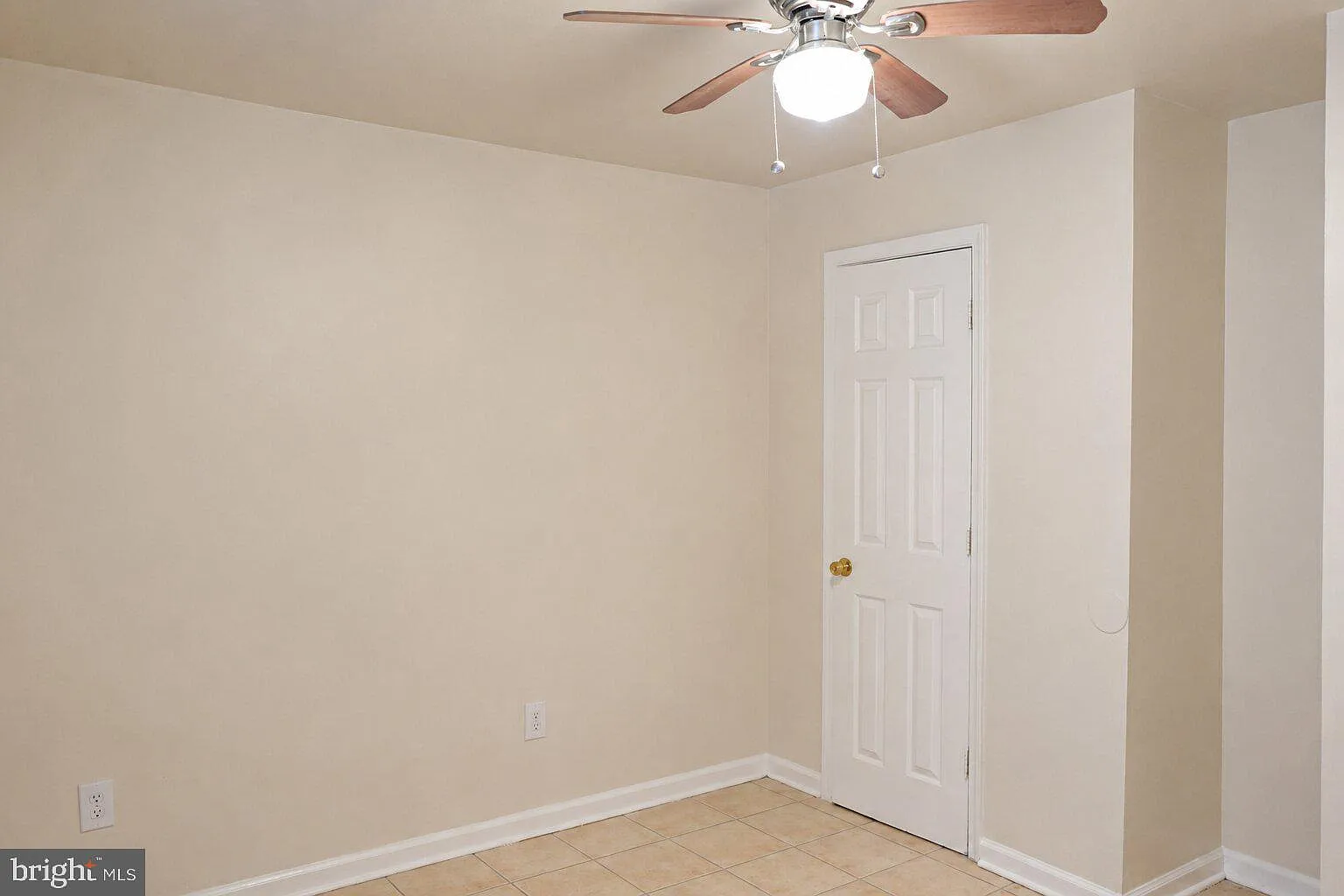 3 bed, 1.0 bath, 815 sqft, $2,100 — Photo 3