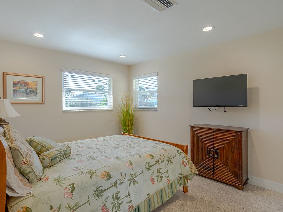 1st image of 4 Wisteria Dr