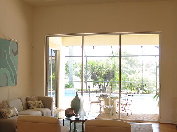 Living room 13' tray ceiling