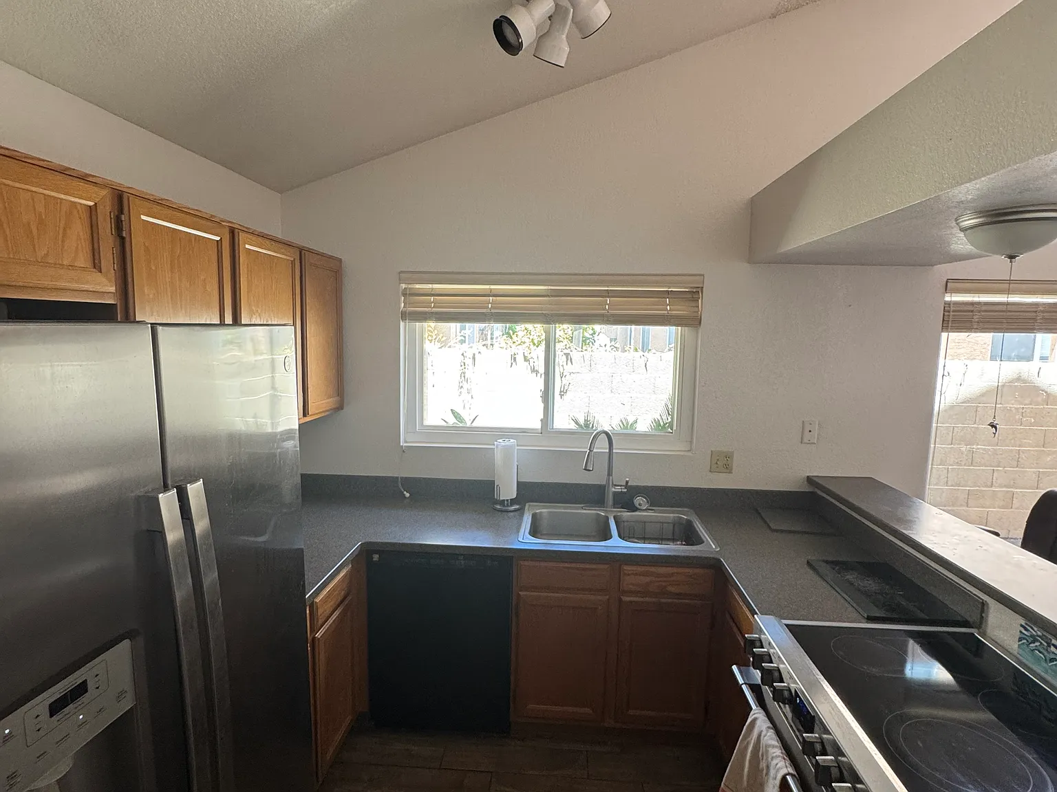 2 bed, 1050 sqft, $2,100 — Photo 3
