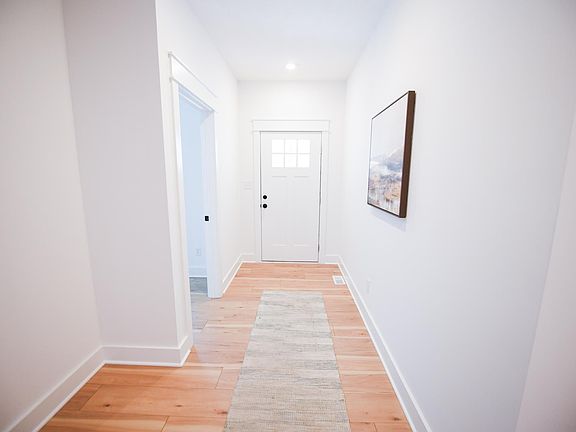 2nd image of 976 S Lantern Ln