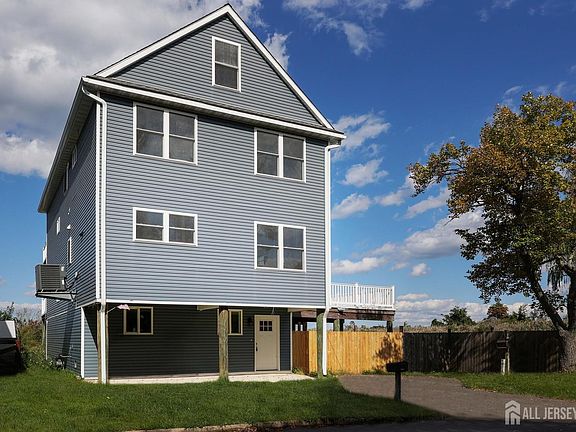 5th image of 227 Bay Ave