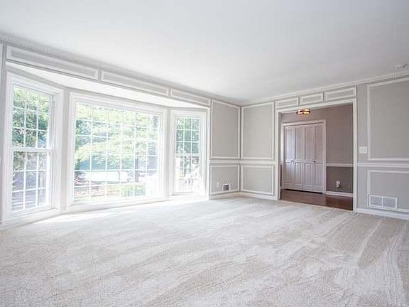 5th image of 811 Creekstone Ct