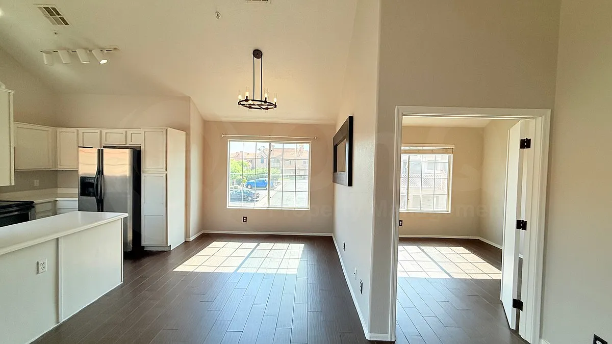 2 bed, 2.0 bath, 890 sqft, $1,749 — Photo 3