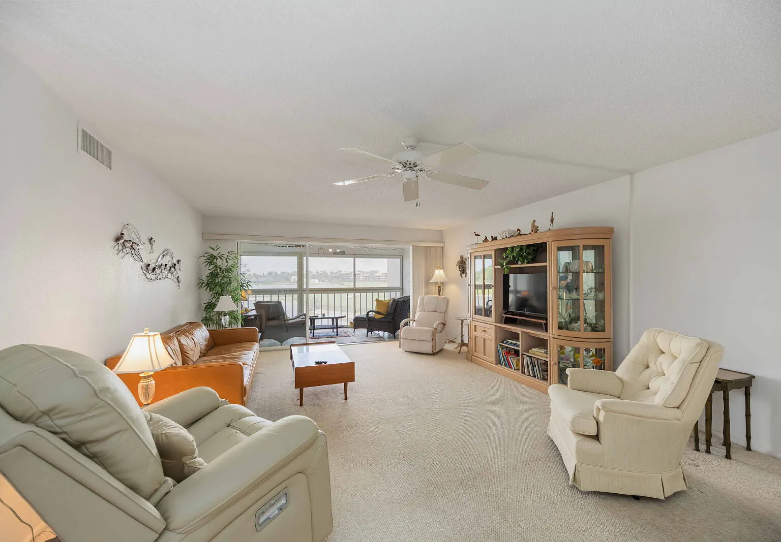 2 bed, 2.0 bath, 1363 sqft, $4,500 — Photo 3