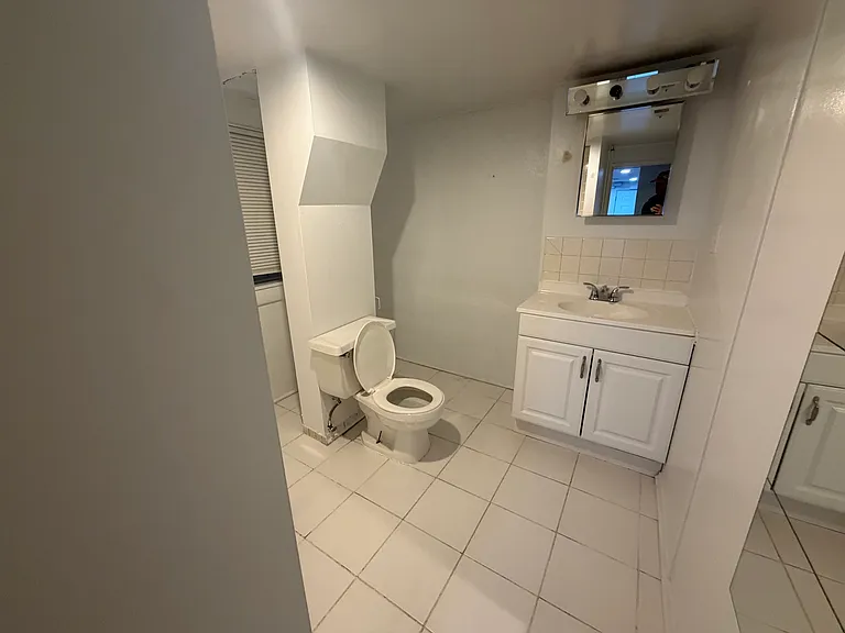 1645 W Beach Ave #G — Photo 17