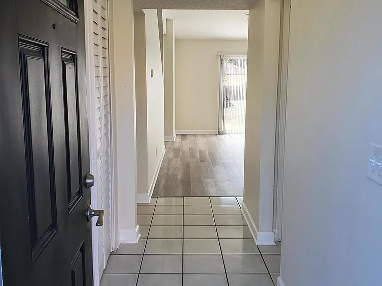 1024 Snug Harbour Ct — Photo 3