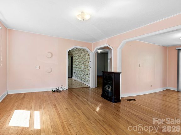 5th image of 203 Dundee St