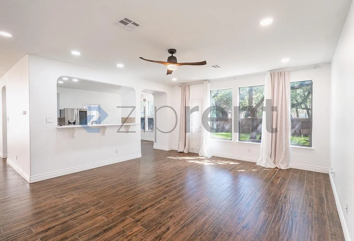 4 bed, 2.5 bath, 3026 sqft, $2,850 — Photo 3