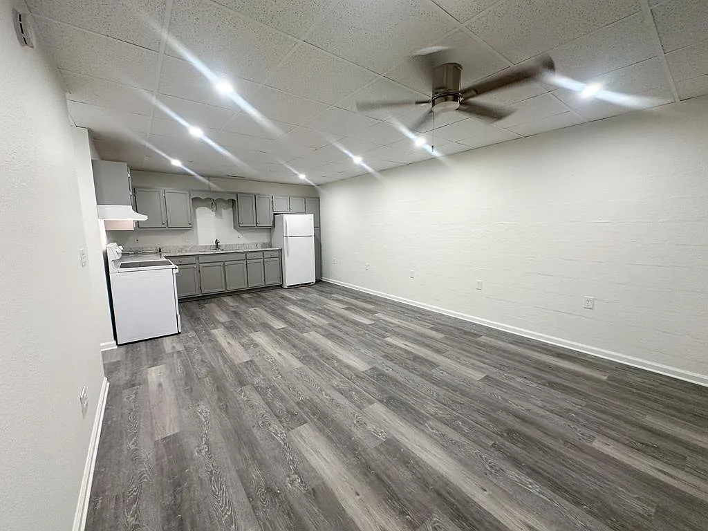 3 bed, $1,600 — Photo 2