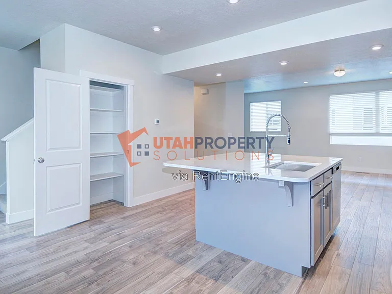 388 S 980 W — Photo 11