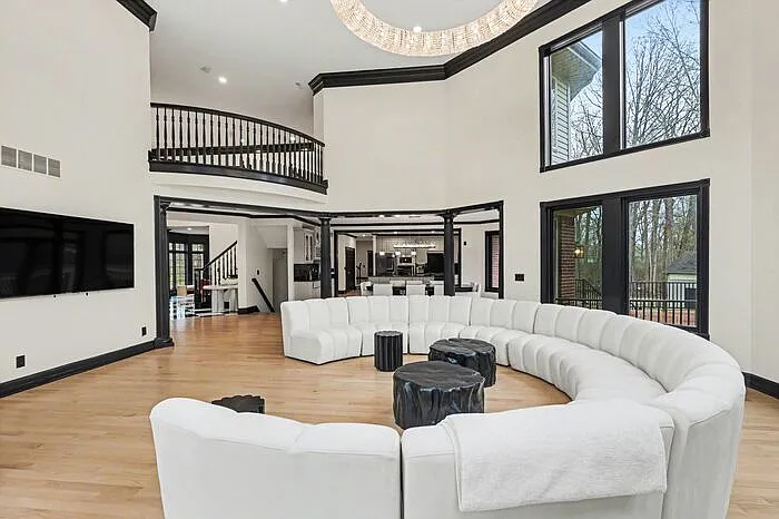 3 bed, 5.0 bath, 6200 sqft, $10,000 — Photo 4