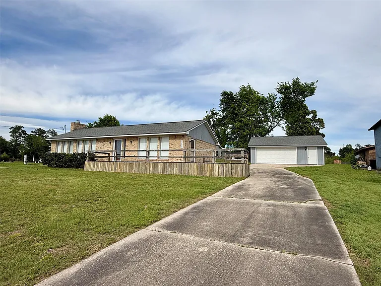 337 W Cattle Dr — Photo 1