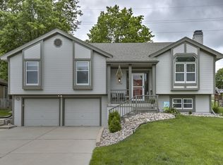 1708 Welleslay Ln, Liberty, MO 64068
