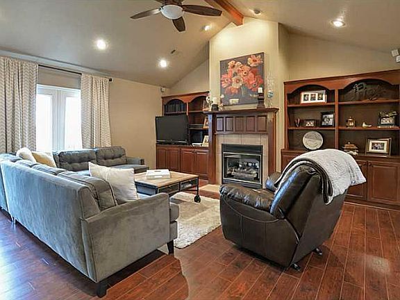 3rd image of 1409 Lovers Ln