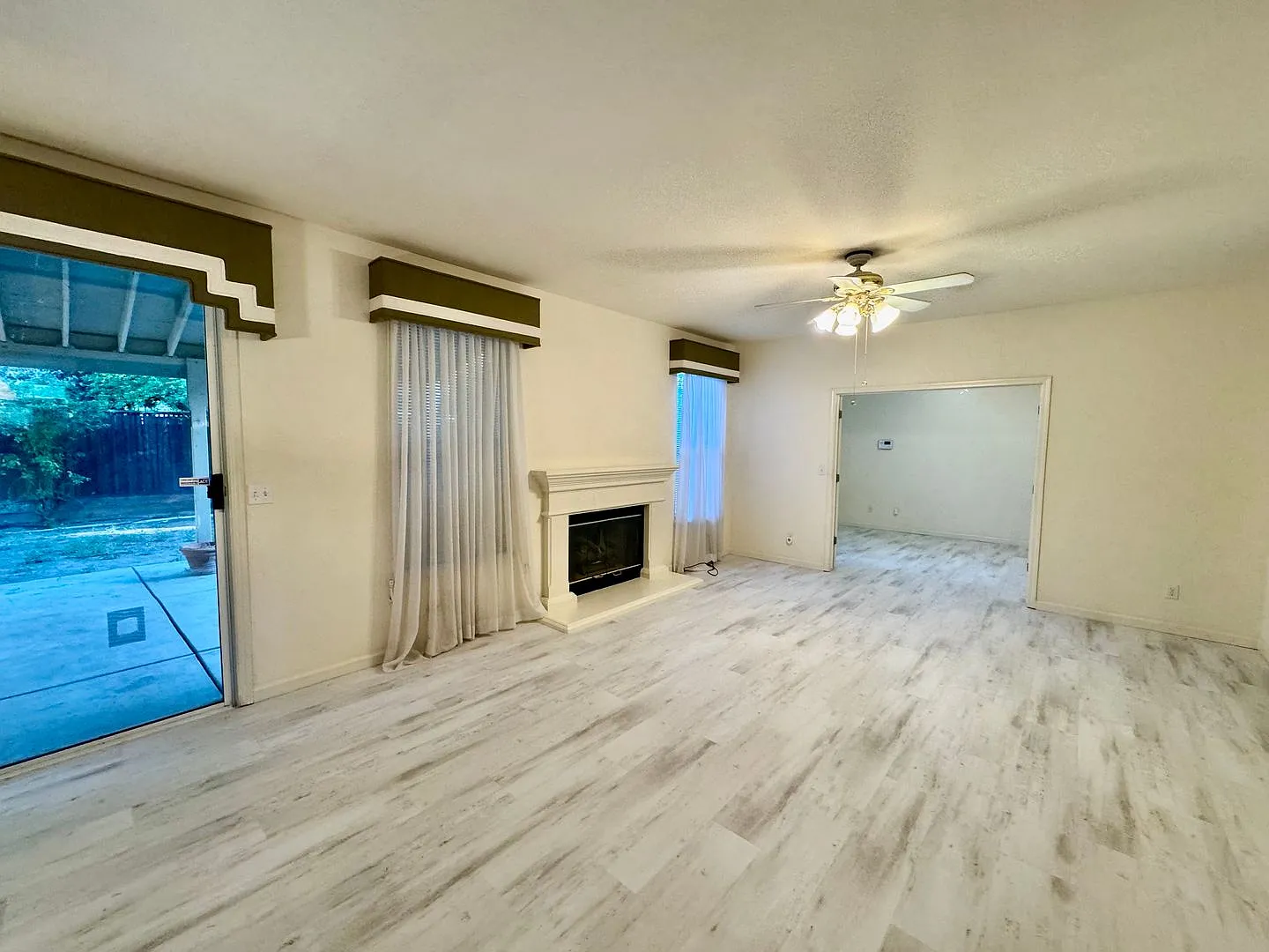Reduced~ Huge 4 Bedroom + Den, 3 Bath Southside Home For Rent — Photo 2