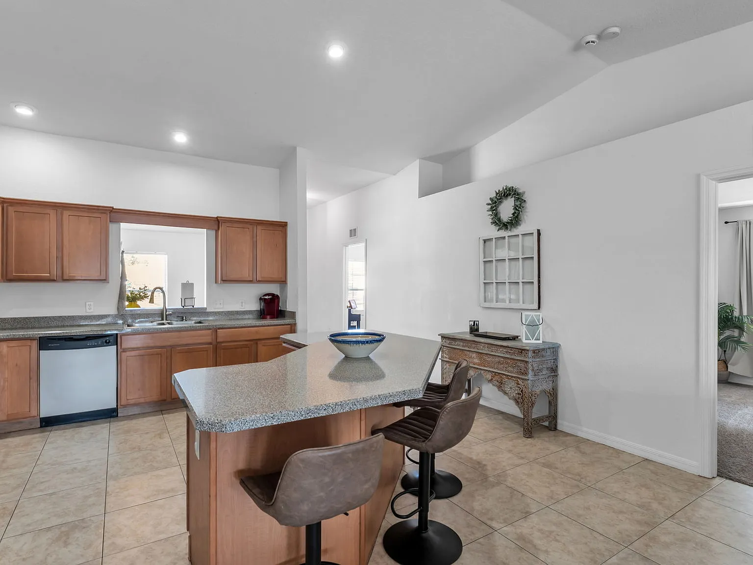 3 bed, 1960 sqft, $2,300 — Photo 2