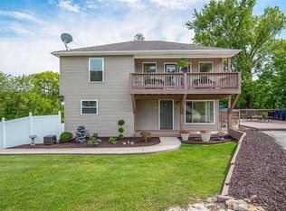 107 NW North Shore Dr, Lake Waukomis, MO 64151