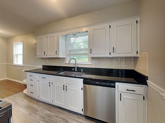4th image of 2728 NE 45th St