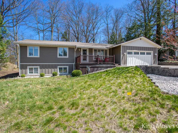 9436 Lakeview Ct, West Olive, MI 49460