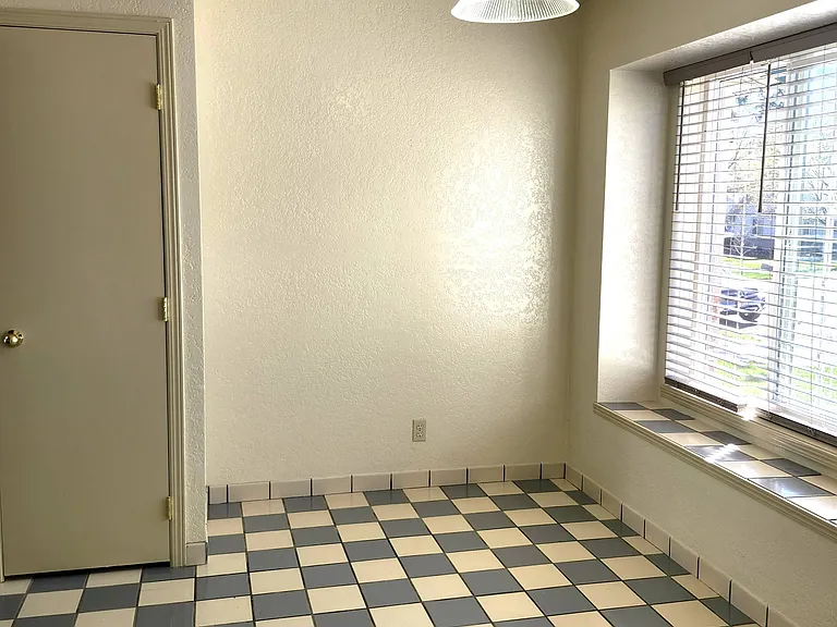 15170 N Stevens St #B — Photo 9