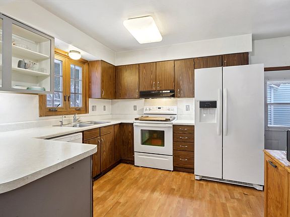 2nd image of 320 N Lincoln Ave