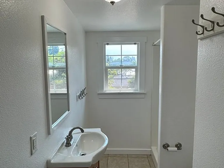 704 Indiana St — Photo 12