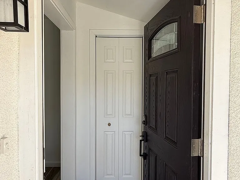 10214 Omelveny Ave — Photo 2