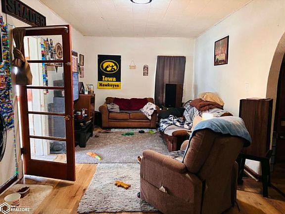 3rd image of 307 S Woodlawn Ave
