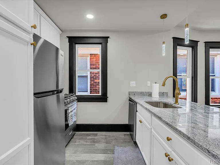 5240 Commonwealth St — Photo 12