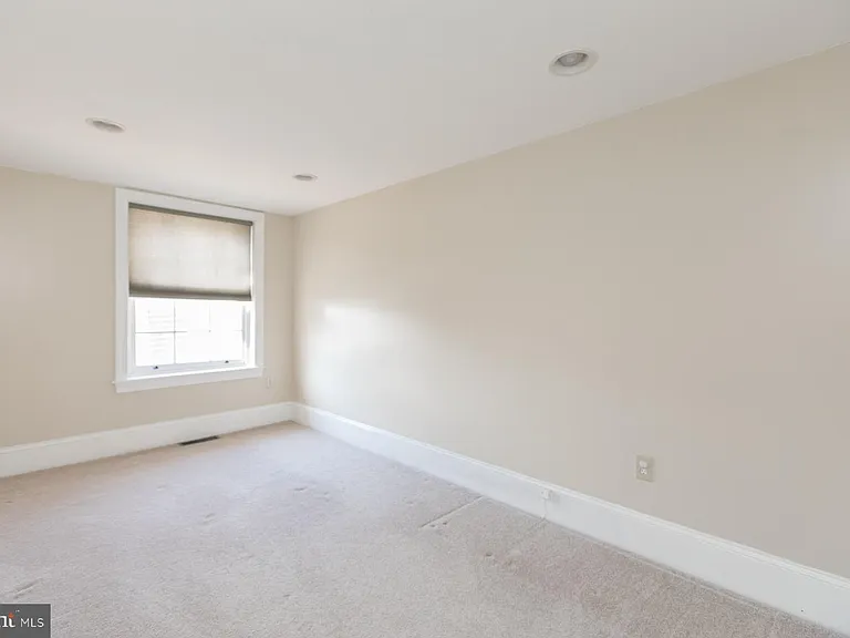 242 S 8th St #4 — Photo 18