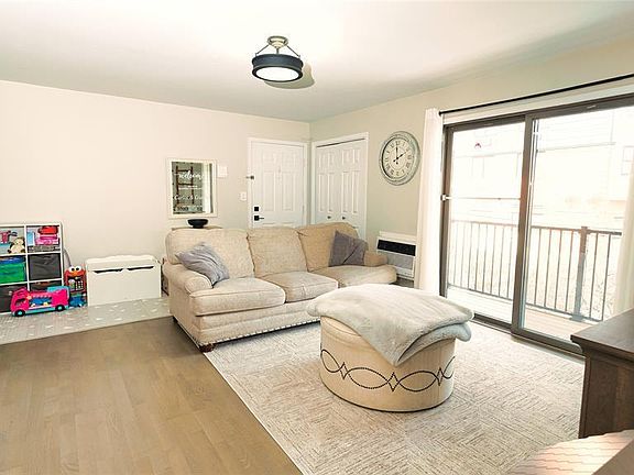 5th image of 651 Riverside Ave