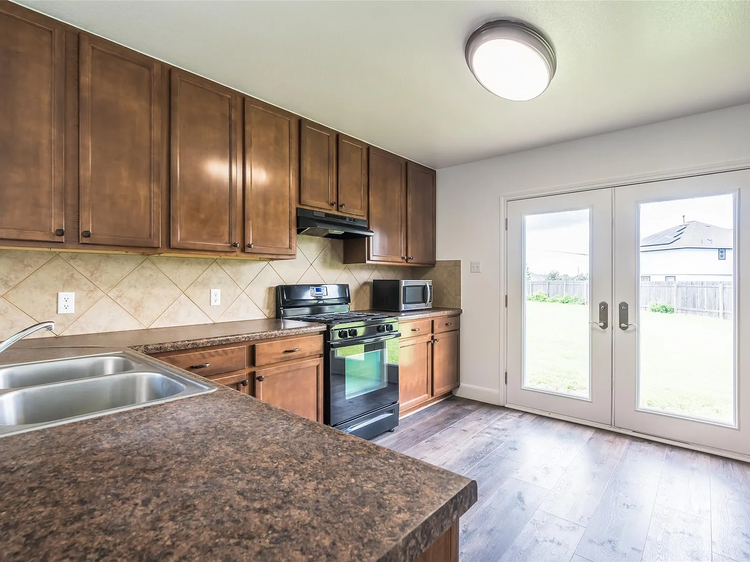 4 bed, 3.0 bath, 2209 sqft, $2,200 — Photo 3