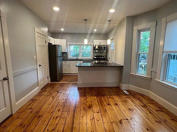 5th image of 9 1/2 E Collins St #1