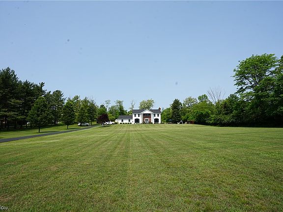 3rd image of 431 Overlook Heights Ln