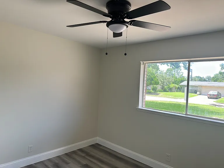 902 Greenbriar Ln — Photo 12