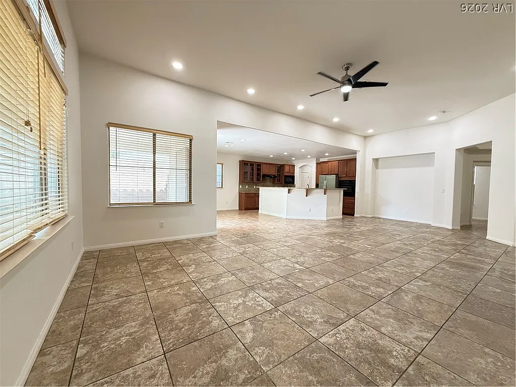 4 bed, 3.5 bath, 2545 sqft, $2,490 — Photo 3