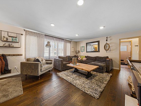 3rd image of 613 McIndoe St