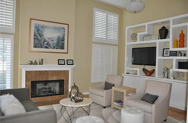 3 bed, 2.5 bath, 2245 sqft, $6,000 — Photo 4